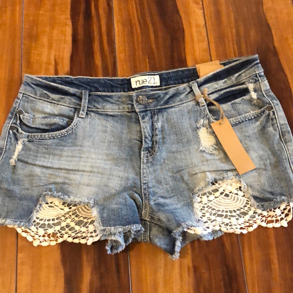 Lace detailed shorts
